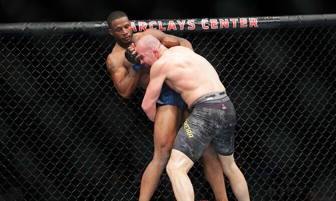 Glover Teixeira en combate en un evento de la UFC en Nueva Jersey