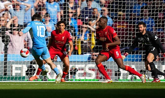 Jack Grealish del Man City anota un gol frente al Liverpool
