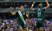Israel Reyes y Emanuel Gularte festejan un gol del Puebla