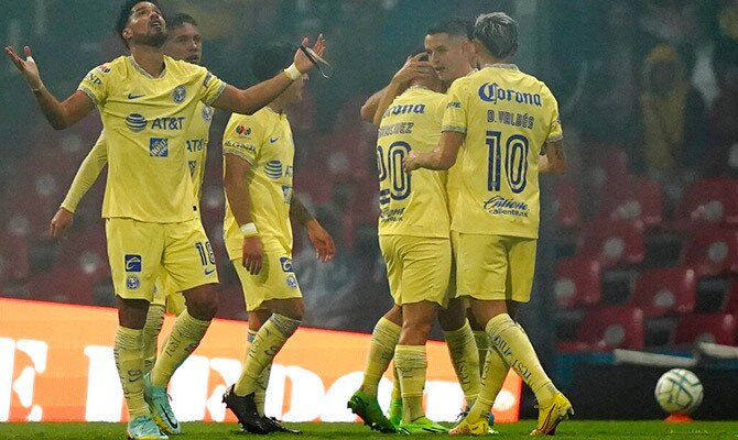 Richard Sanchez del America festeja una anotacion con sus companeros