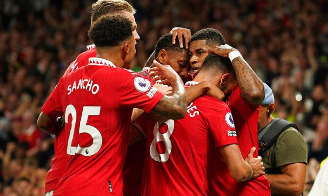 Marcus Rashford y Jadon Sanchez celebran un gol del Manchester United en la Premier