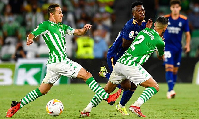 Andres Guardado del Betis marca a Vinicius Junior del Real Madrid