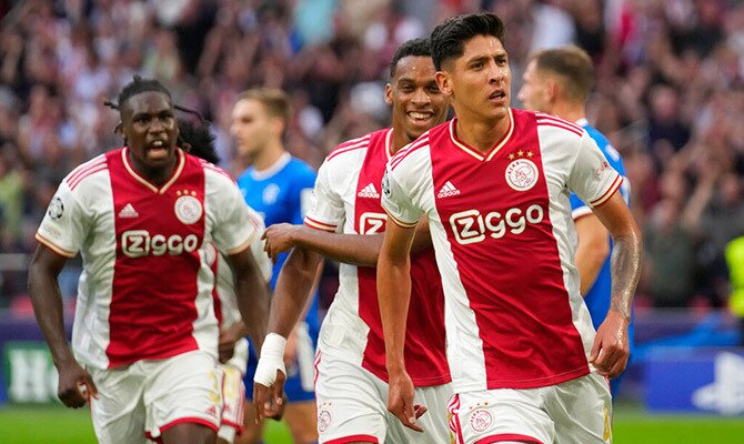 Edson Alvarez del Ajax celebra una anotacion en la Champions League