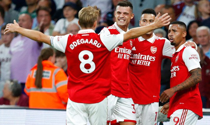 Martin Odegaard del Arsenal festeja un gol con sus compañeros
