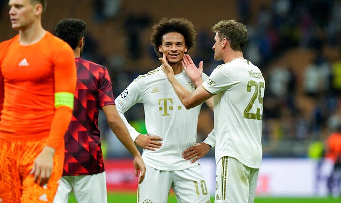 Leroy Sane y Thomas Muller tras la victoria del Bayern en Milán