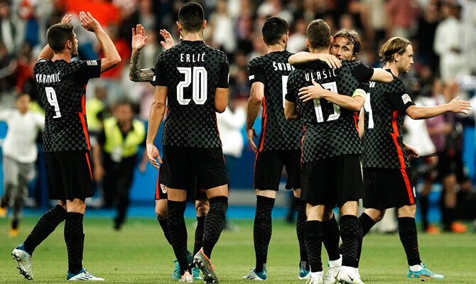 Luka Modric se abraza con sus compañeros de Croacia tras una victoria en UNL