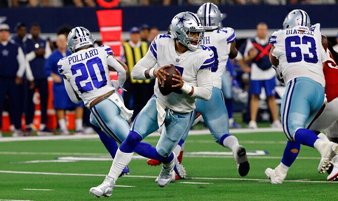 Dak Prescott en partido de Dallas Cowboys en la NFL 2022