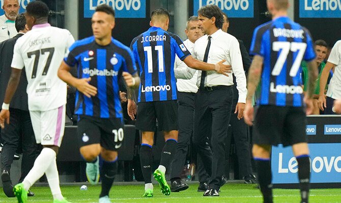 Joaquin Correa del Inter saluda al tecnico Simone Inzaghi