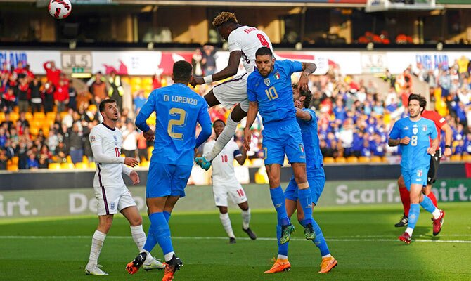 Tammy Abraham de Inglaterra busca un balon de cabeza contra Italia