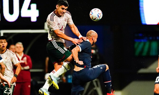 Jesus Angulo de la seleccion mexicana en partido frente a Paraguay