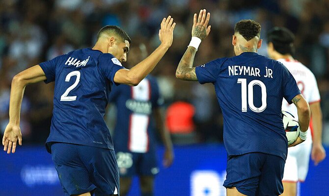 Neymar del PSG festeja con Hakimi una anotacion en la Ligue 1