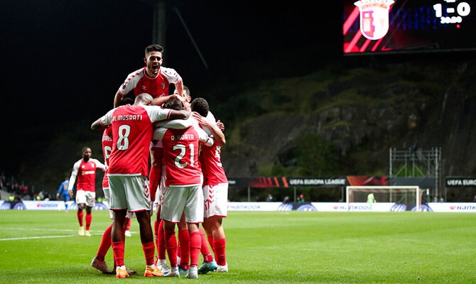Jugadores del Braga de Diego Lainez celebran una anotacion en su estadio