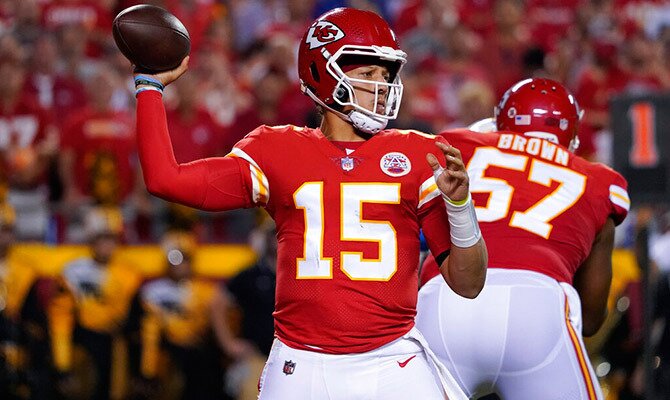 Patrick Mahomes lanza un pase en partido de Kansas City Chiefs en la NFL 2022