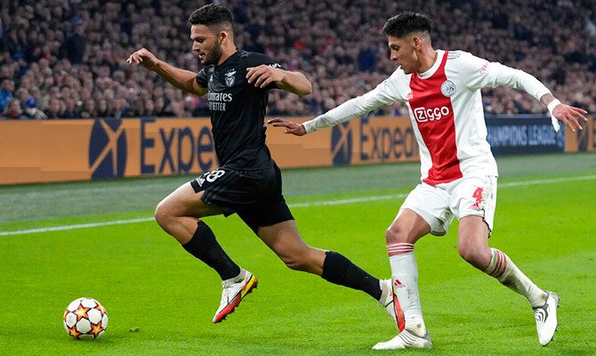 Edson Alvarez busca el balon ante un rival en el partido del Ajax contra Benfica