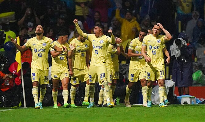 Jugadores de las Aguilas del America festejan un gol en la Liga MX