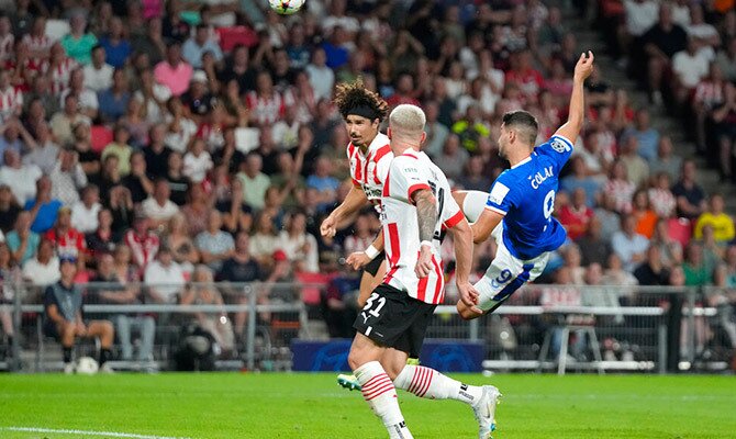 Erick Gutierrez del PSV en partido contra el Rangers esta temporada