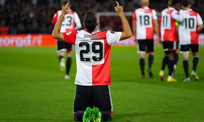 Santiago Gimenez celebra una anotacion del Feyenoord en Europa League