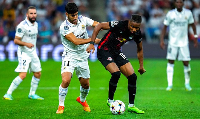 Marco Asensio del Real Madrid y Christopher Nkunku del Leipzig