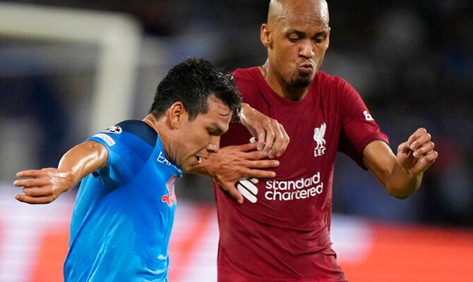 Hirving Lozano de Napoli en duelo de Champions contra el Liverpool