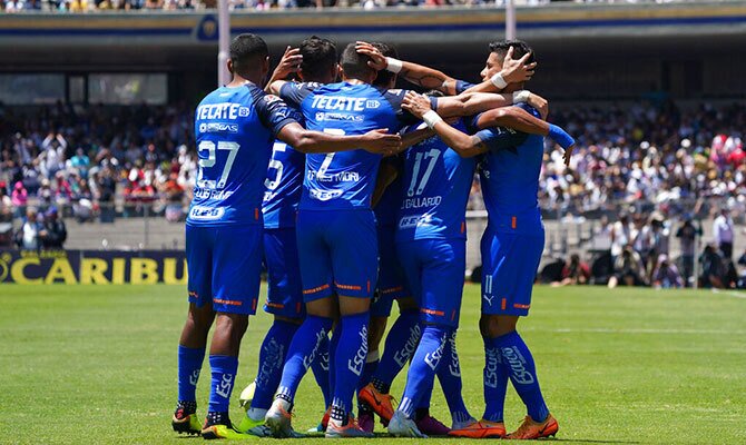 Rogelio Funes Mori celebra con otros jugadores un gol del Monterrey en CU