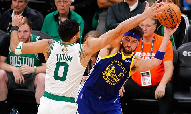Klay Thompson de Warriors y Jayson Tatum de Celtics en la final de la NBA