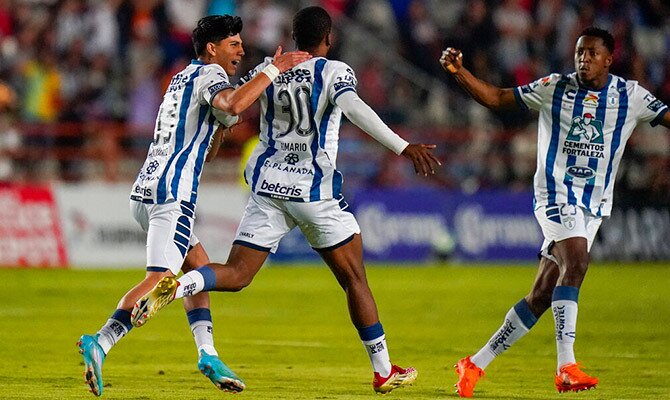 Romario Ibarra del Pachuca celebra una anotacion con sus compañeros