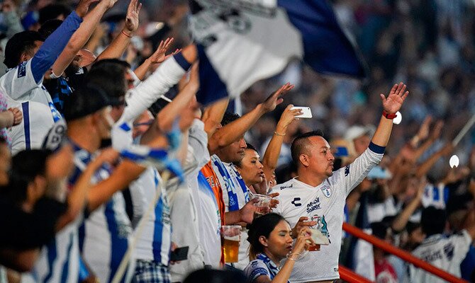 Aficionados del Pachuca esperan celebrar el titulo de campeon en esta ocasion