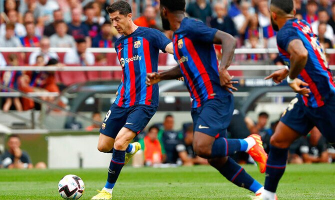 Robert Lewandowski del Barcelona en partido por la Liga Española