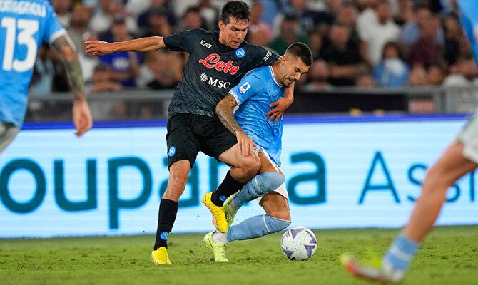 Hirving Lozano del Napoli en partido contra la Lazio en la Serie A