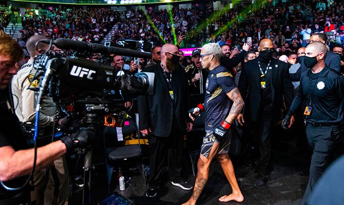 Charles Oliveira sale a escena en un evento de UFC