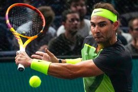 Rafael Nadal busca la pelota en un partido del torneo ATP de Paris