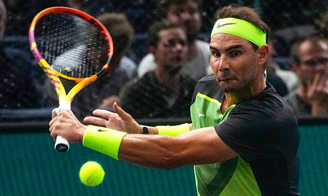 Rafael Nadal busca la pelota en un partido del torneo ATP de Paris