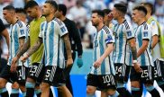 Lionel Messi y varios jugadores de Argentina en partido de la primera fase del Mundial
