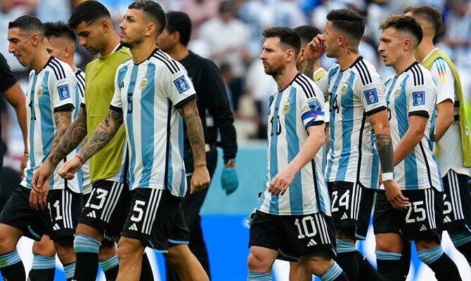 Lionel Messi y varios jugadores de Argentina en partido de la primera fase del Mundial