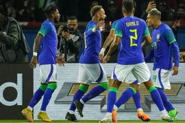 Neymar celebra con Danilo y otros compañeros un gol de Brasil en partido amistoso