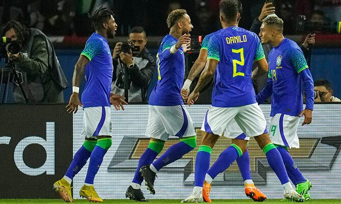 Neymar celebra con Danilo y otros compañeros un gol de Brasil en partido amistoso