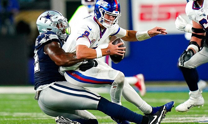 Daniel Jones de los Giants es capturado por la defensiva de los Cowboys en la NFL 2022