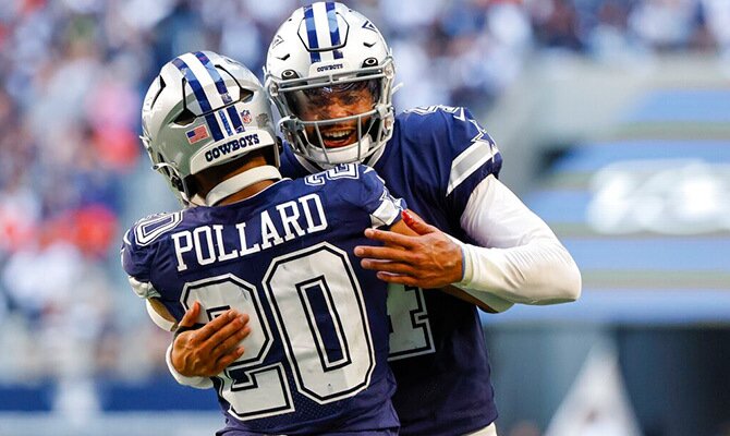 Dak Prescott y Tony Pollard festejan un touchdown de los Dallas Cowboys
