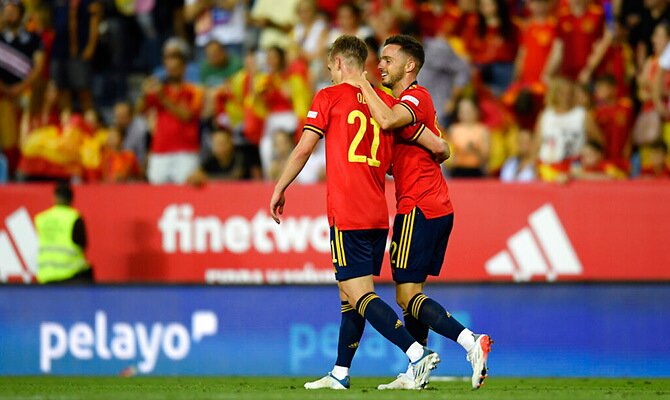 Dani Olmo y Pablo Sarabia celebran una anotacion de España