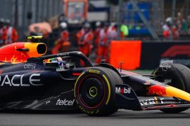 Sergio Perez de Red Bull avanza en el GP de Ciudad de Mexico 2022