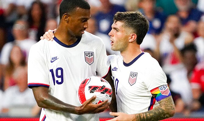 Christian Pulisic y Haji Wright de la selección de los Estados Unidos
