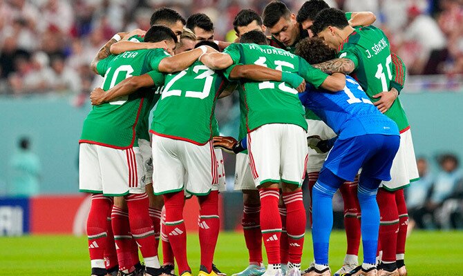 Jugadores de la Seleccion Mexicana reunidos antes del debut ante Polonia en el Mundial 2022