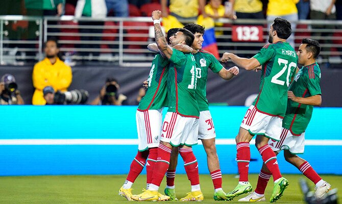 Alexis Vega celebra con sus compañeros una anotacion de Mexico en amistoso internacional