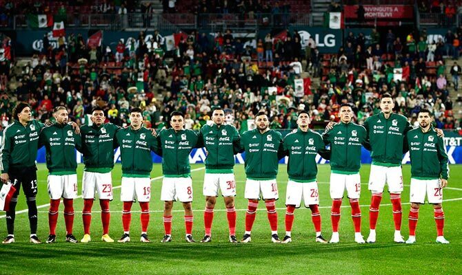 Jugadores de la Selección Mexicana antes de un partido internacional en 2022