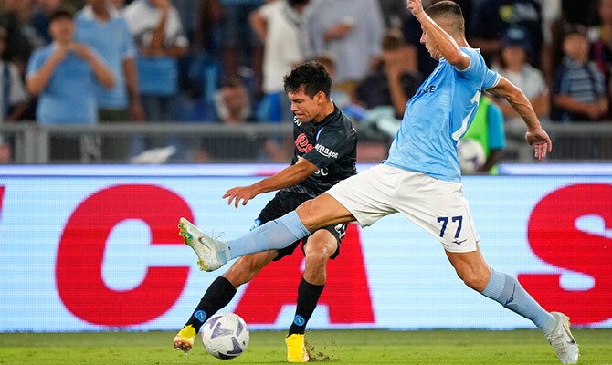 Hirving Lozano del Napoli en partido contra la Lazio en Italia