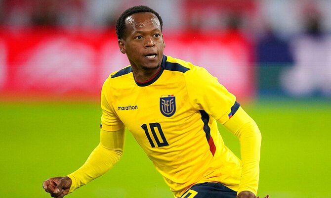 Romario Ibarra con la Seleccion de Ecuador en un amistoso contra Japon