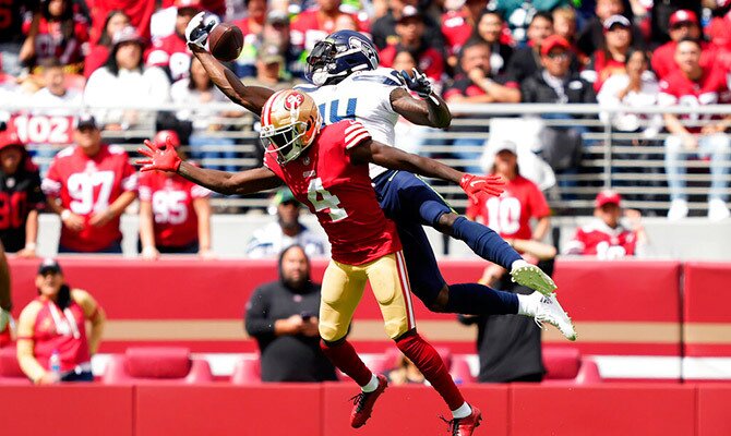 DK Metcalf de Seahawks y Emmanuel Moseley de 49ers buscan el balon