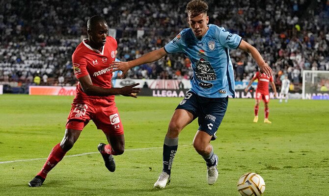 Andres Mosquera del Toluca y Roberto de la Rosa del Pachuca