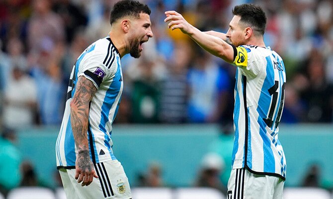 Lionel Messi celebra con Nicolas Otamendi un gol de Argentina en el Mundial 2022