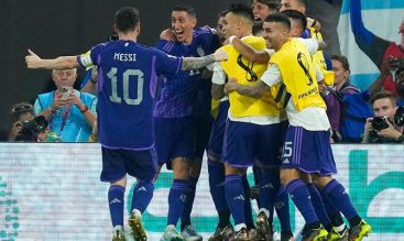 Lionel Messi festeja un gol de Argentina con sus compañeros en el Mundial 2022